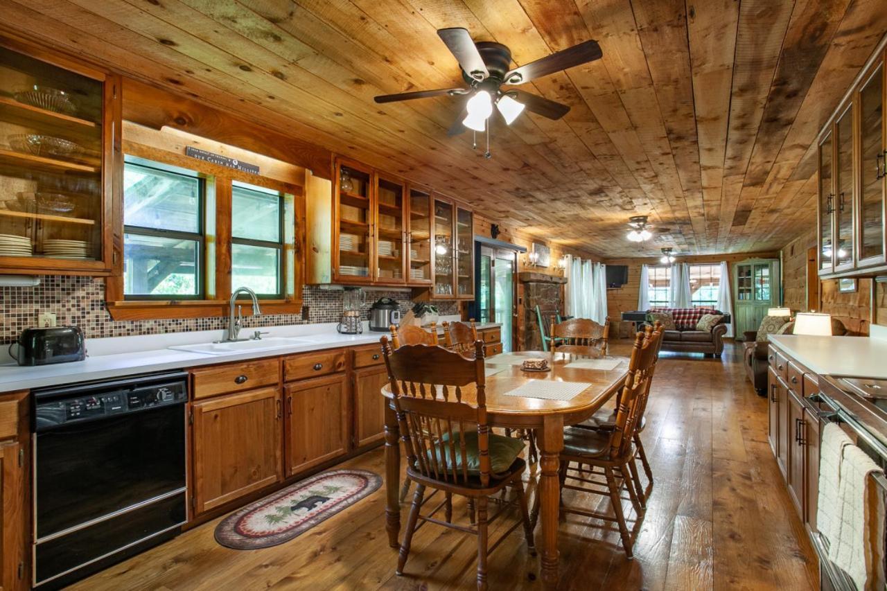 Forest Home Hot Tub Fire Pit Pool Table Pigeon Forge Exterior foto